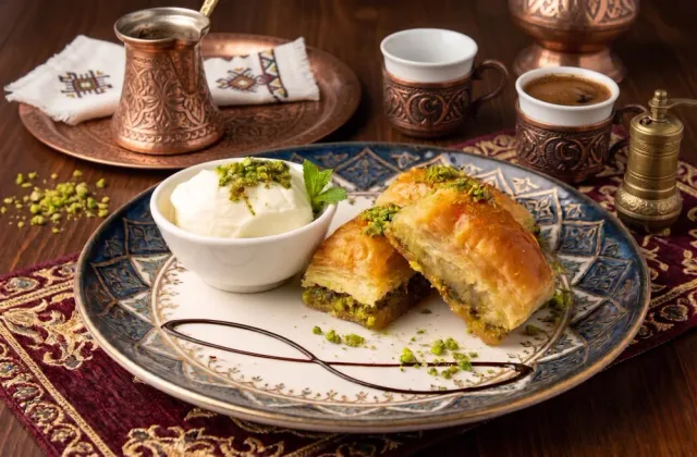 Fıstıklı sarma baklava sa kajmakom